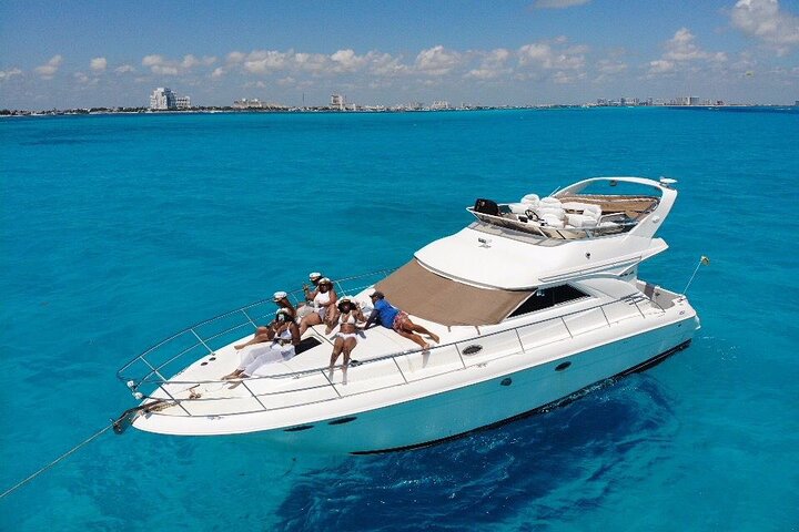 Explore Cancun’s Coastline in Luxury: Yacht Rentals post thumbnail image